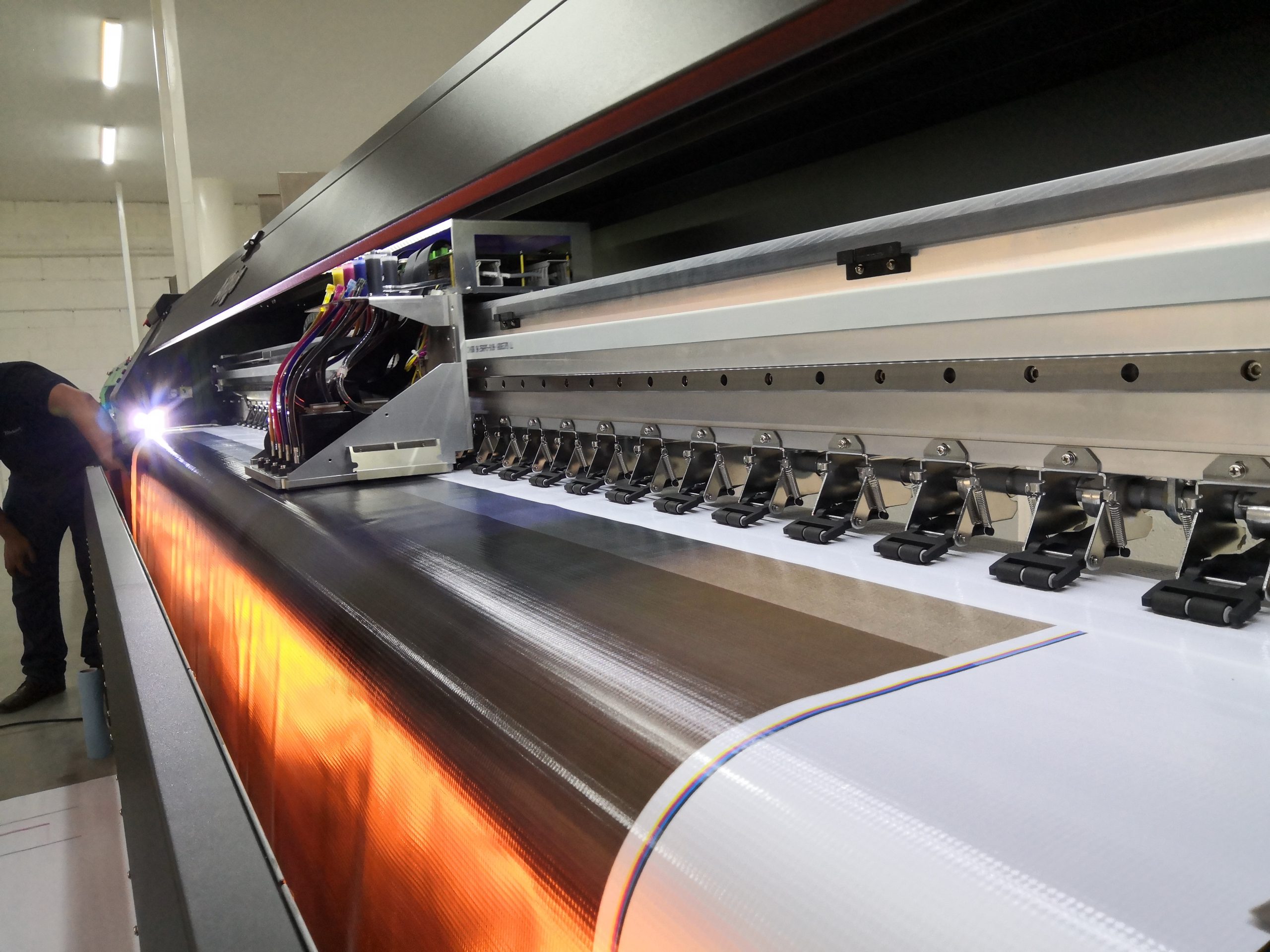 Impresión a gran formato Los anuncios espectaculares son impresos en plotters capaces de imprimir lonas inmensas