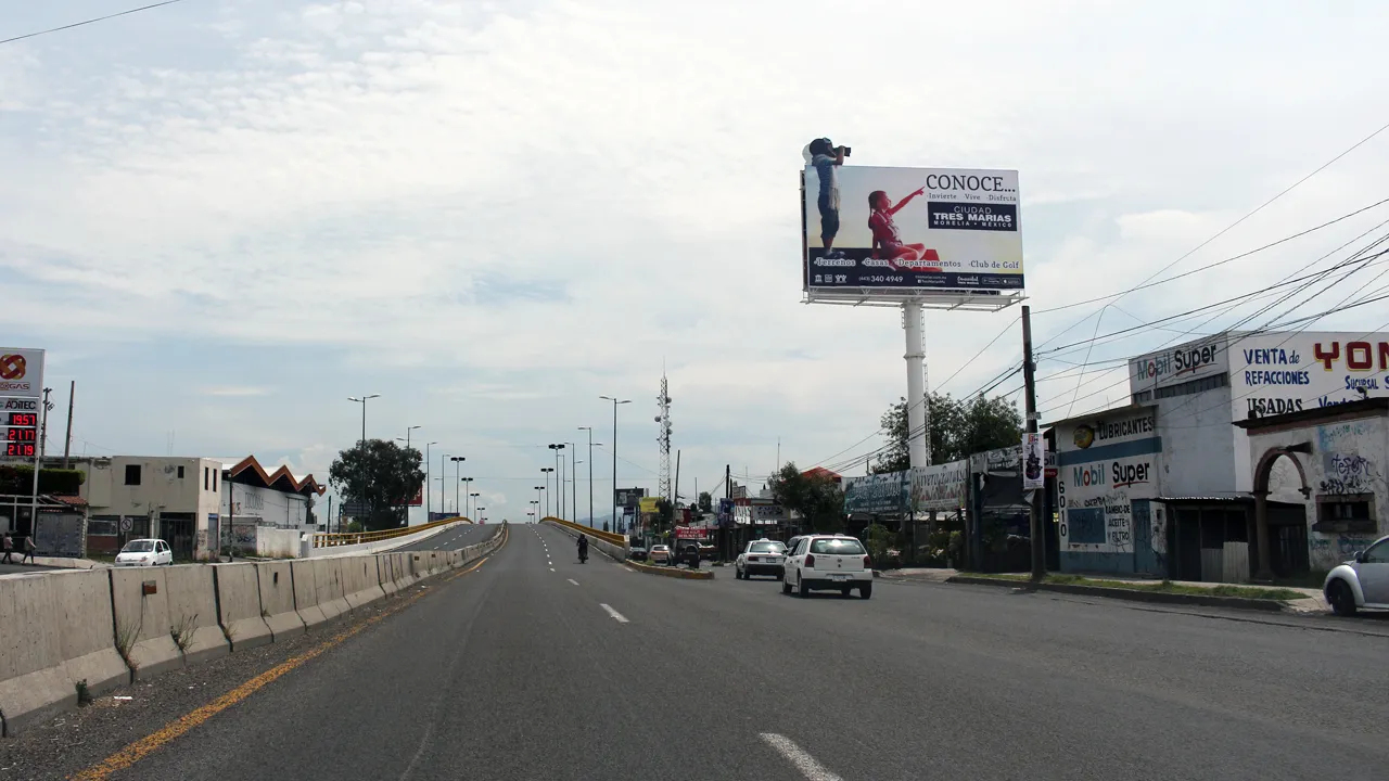 anuncio espectacular salida a quiroga morelia